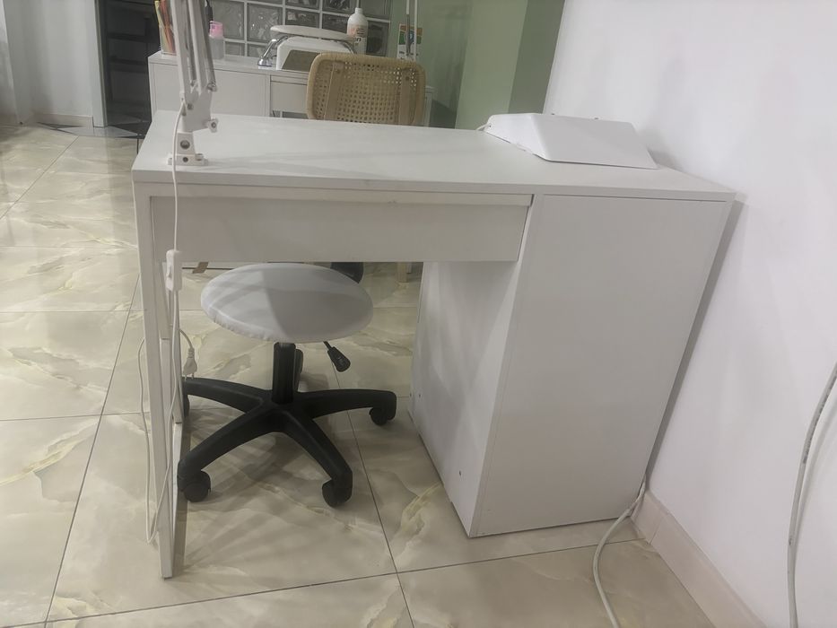 Маникюрный стол в хорошем состоянии