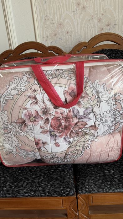 Покрывало новое отличного качества со цветочками