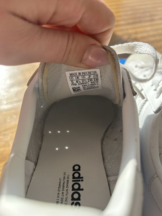 Бели обувки adidas