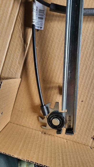 Macara geam față stânga.