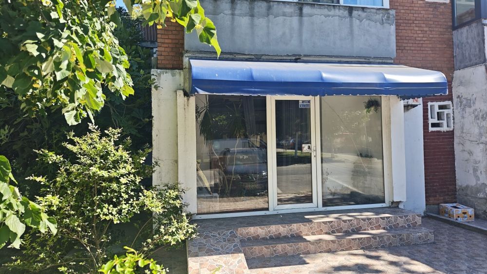 Vând apartament 3 camere, parter, amenajat spațiu comercial