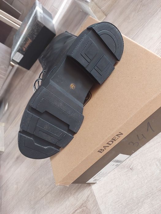 Продам новые ботинки женские