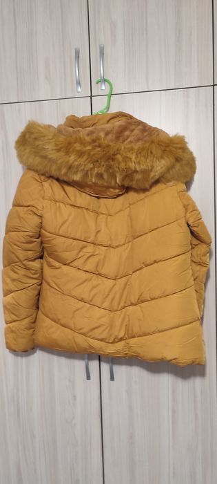 Предлагам  Дамско  есенно, зимно яке, с качулка с пух.