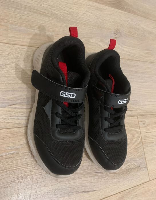 кроссовки 34 р., 35 р. Аквашузы 35 р.