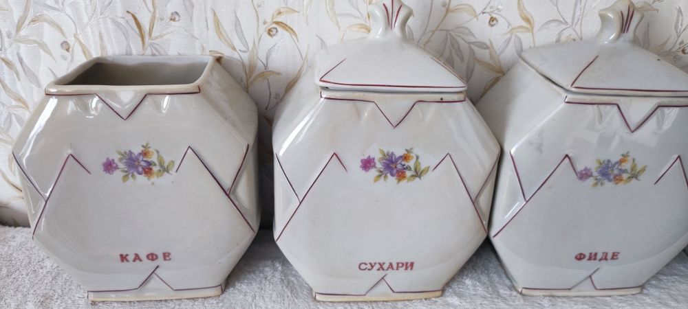 Порцеланови буркани за подправки. От два сервиза, за допълване.