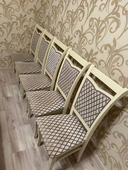 Кухонный стол из дерева