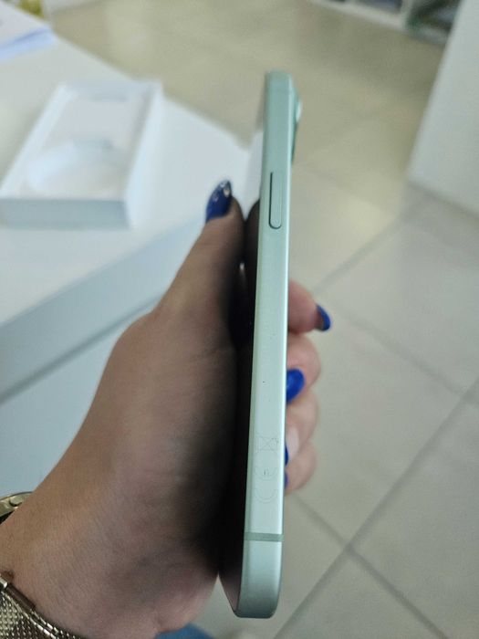 Телефон IPhone 15
