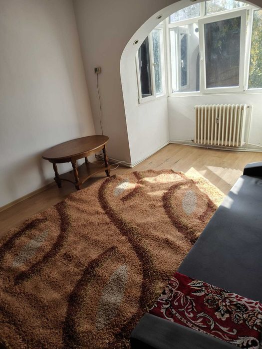 Închiriez apartament cu 2 camere