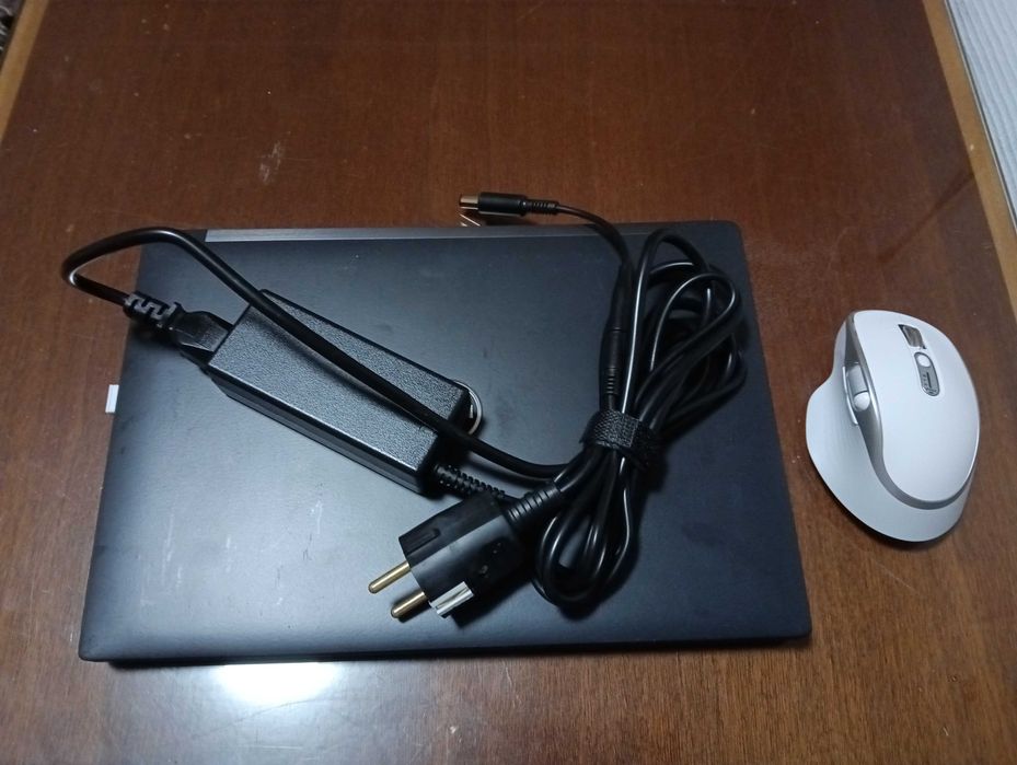 Продавам отличен Dell Latitude 7280 13" бизнес лаптоп с touch screen 8гб рам, 256гб ssd хард, i5 10th gen CPU, отлична батерия