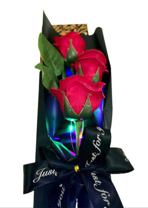 Букет от вечни рози в елегантна кутия с LED светлини