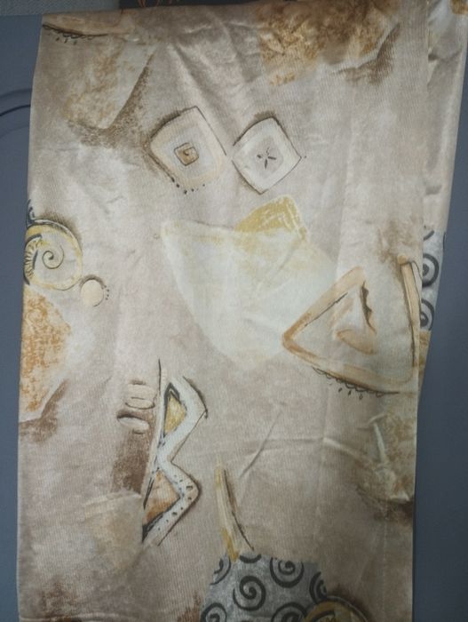 Продам шторы готовые с крючками и тесьмойй