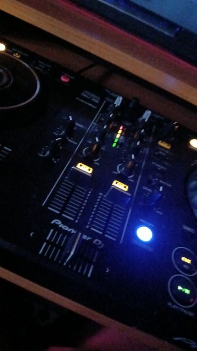 Vînd consolă dj ddj 400