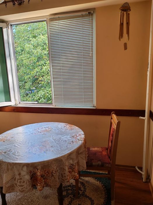 Продавам тристаен апартамент до Мед институт