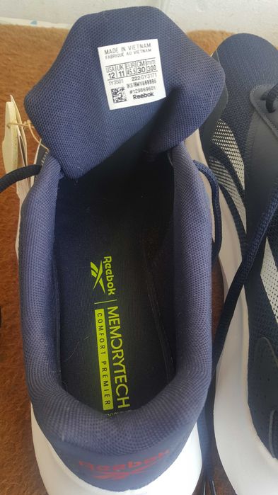 Продавам нови мъжки маратонки Reebok .Размер 45,5 ,Сини.  Оригинални.
