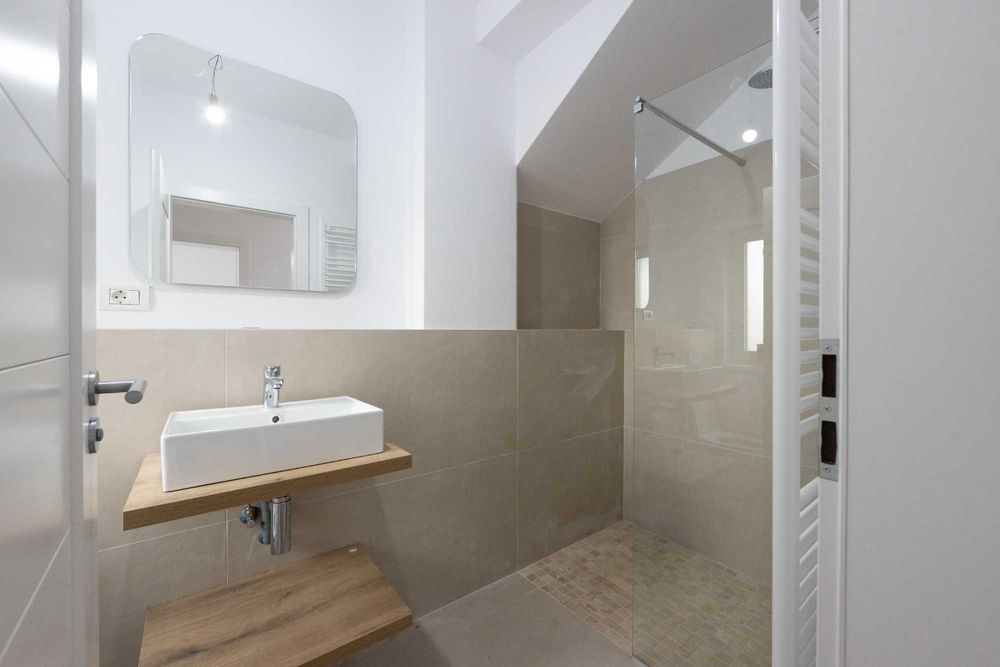 Despartit prin casa scarii! Zona buna! Asfalt! Toate utilitatile!