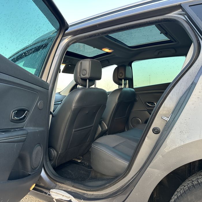 •RATE AVANS ZERO •Renault Megane 3 /Bose • Trapa panormaica • Keyless