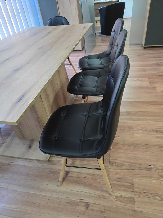 Маса със столове