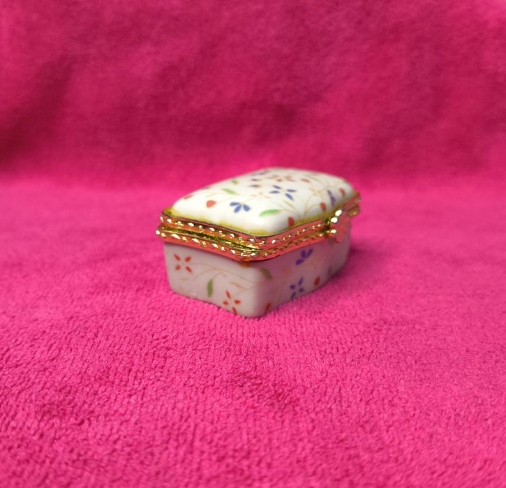 Шкатулка-маленькая,фарфоровая таблетница