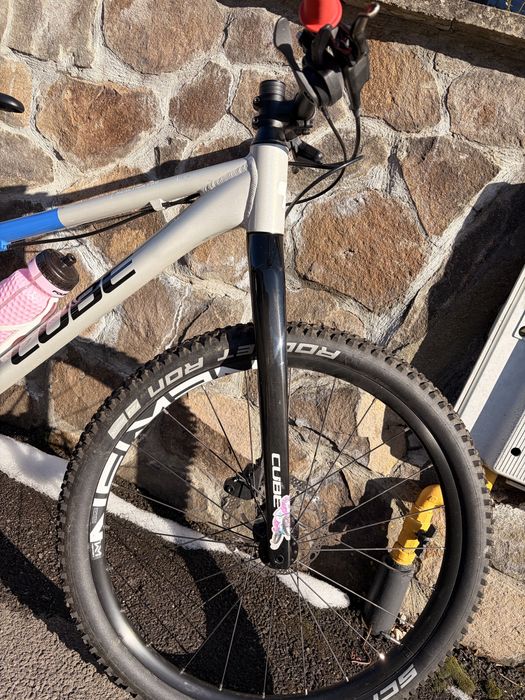 Bicicleta XC copii 8.8kg furca carbon Cube Reaction 240 PRO