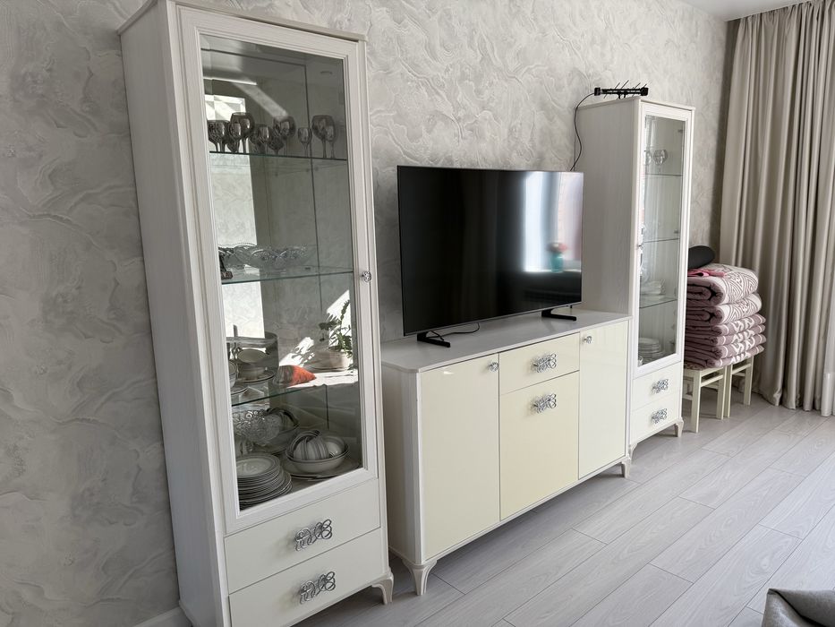 Продается сервант с комодом БУ