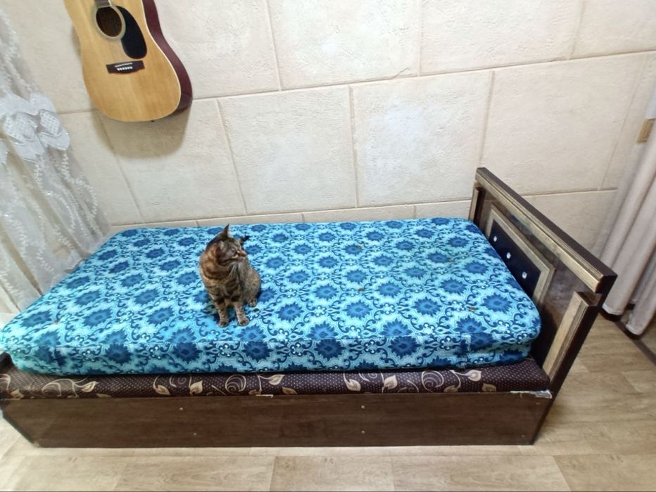 Продается Матрас с кроватью.