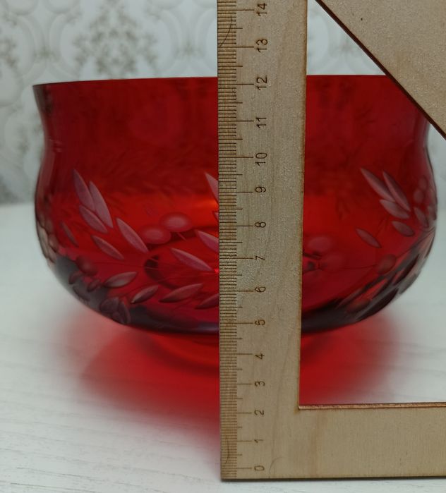 Винтажная ваза Рубинового цвета с гравюрой