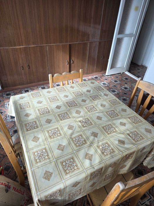 Кухненска дървена маса с 4 стола