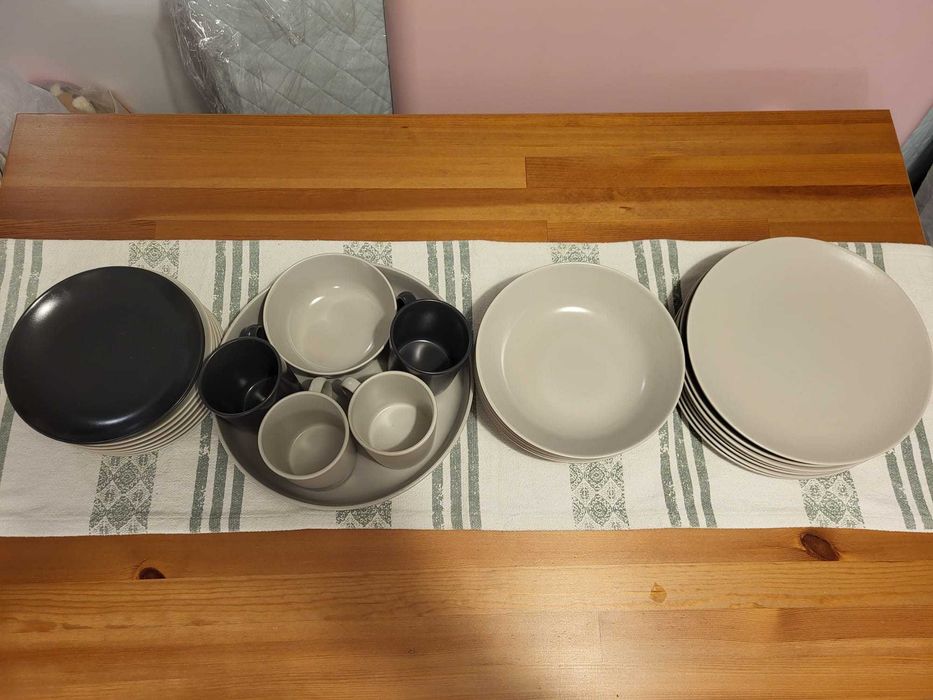 Vesela ceramica mata gri IKEA, platouri roz