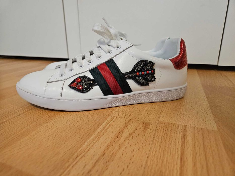 OFERTA. Gucci Original - Ace Embroidered Arrow White Piele, 43