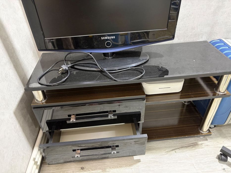 Телевизор с подставкой