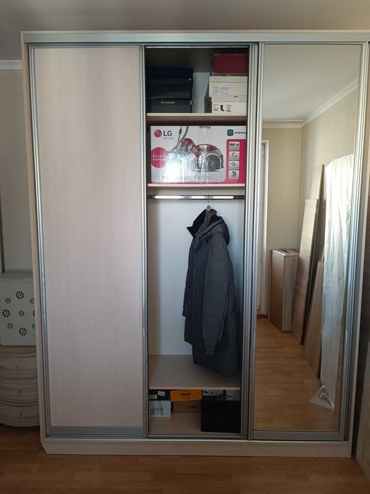 Продается шкаф-купе в отличном состоянии.