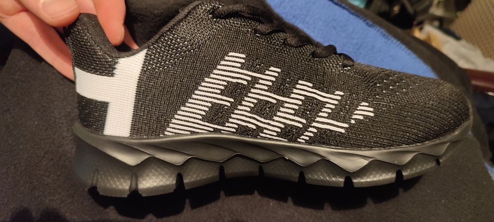 Кроссовки новые.