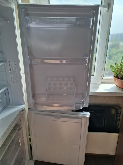 Холодильник "INDESIT" б/у полгода