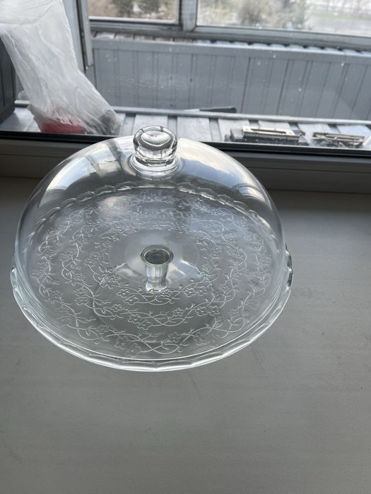 Продам тортницу с крышкой