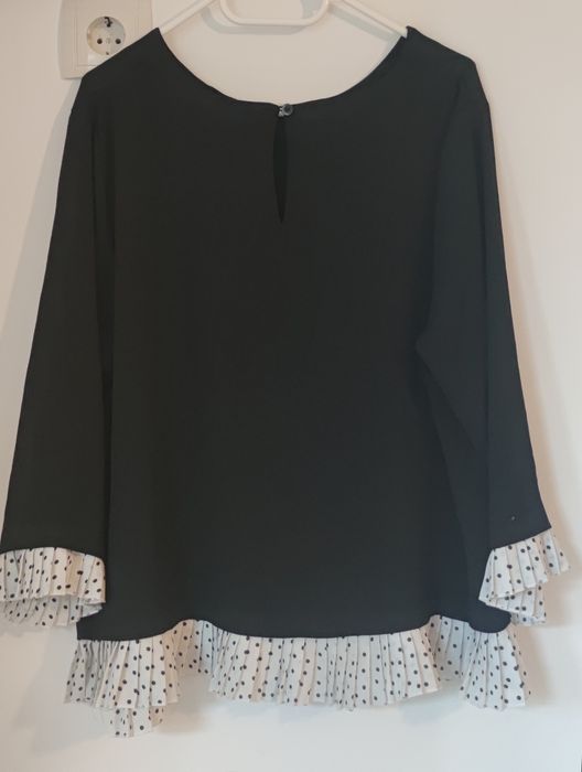 Bluza cu funda alba cu piciorul negru