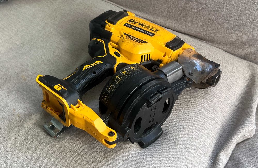 Pistol cuie acoperis DeWalt DCN45RN 18V XR Brushless