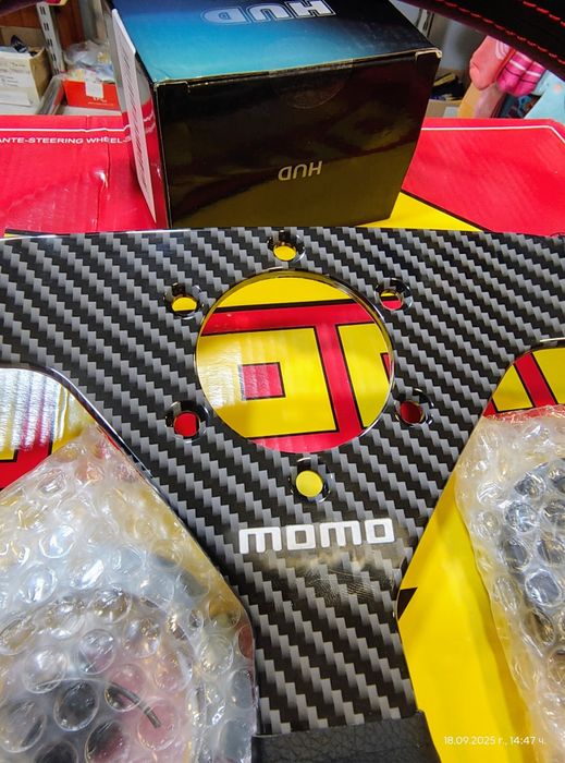 Спортен волан МОМО карбон кожа.