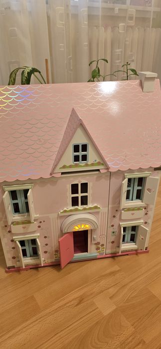 Casuta de păpuși din lemn cu mobila