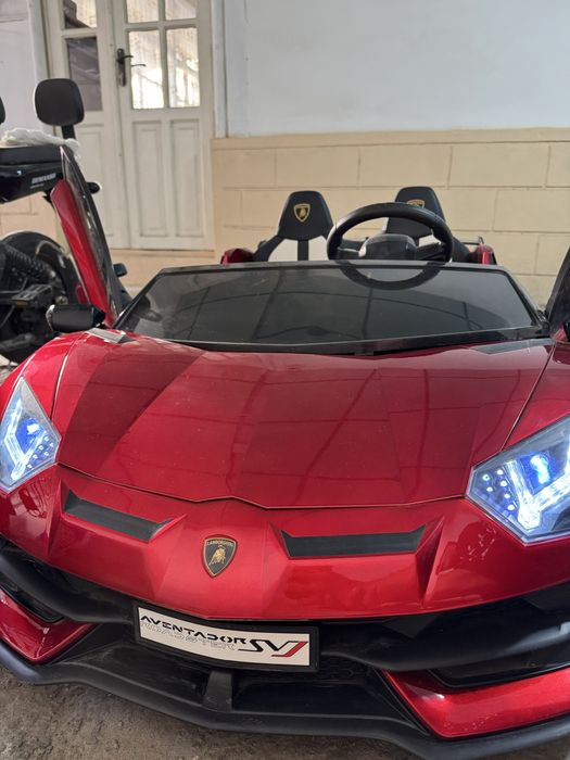 Срочно продается машина и 2 самоката