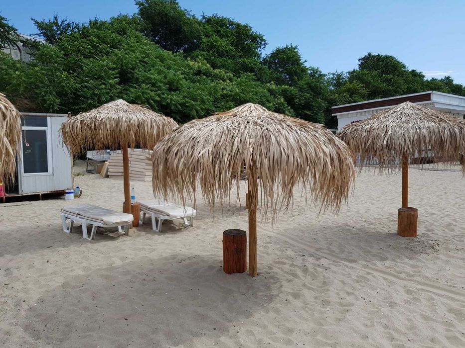 Umbrelă de plajă făcută din frunze de palmier