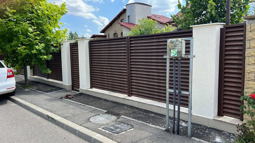 Garduri din panouri stil jaluzele, sipca metalica, tabla, plasa si BCA