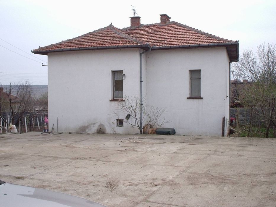 Къща двуетажна с двор