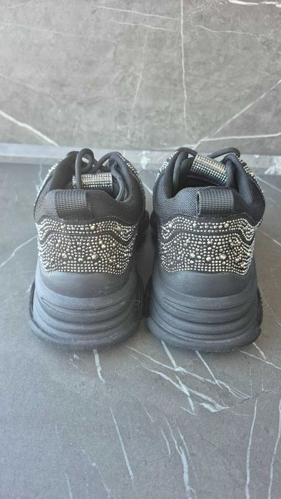 Черни маратонки с камъчета