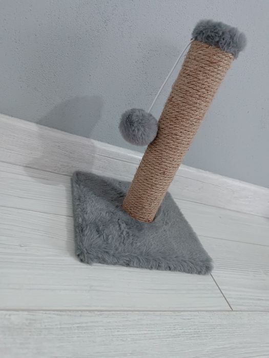 Нова драскалка за котки с играчка (сиво, бежево)