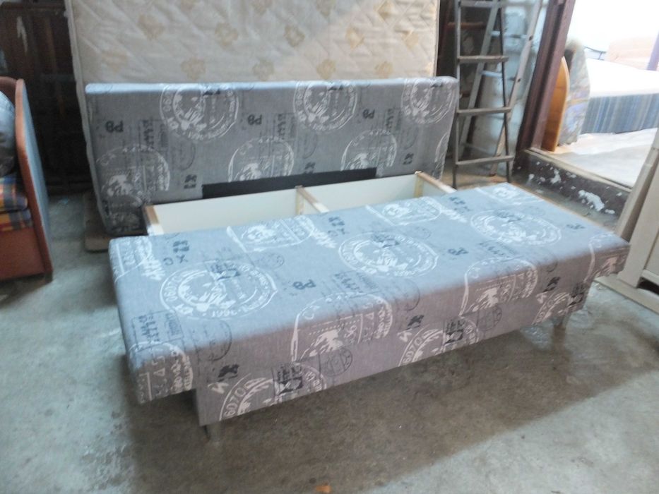 Canapea extensibila practica pentru spatii mici cu lada de depozitare