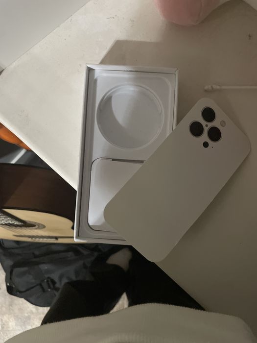 продаю айфон 12 с коробкой