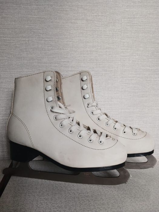 Коньки белые.        .