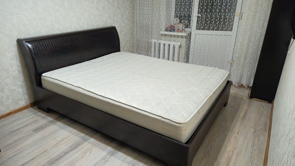 Двуспальная кровать