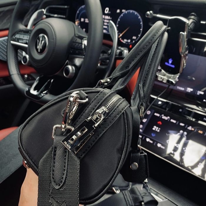 Отделни чанти Chanel и Prada