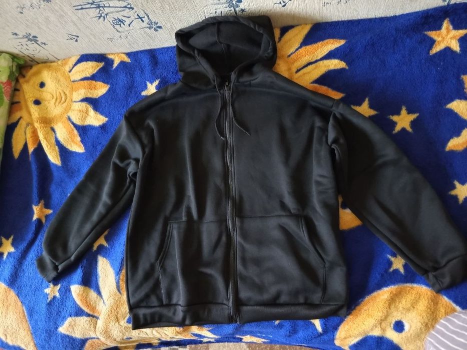 Продам кофту на замке.